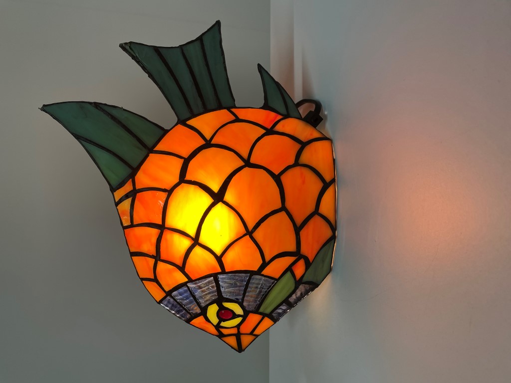 Kust Aan het leren Doorbraak Tiffany tafellamp vis orange kopen? I Tiffanylampenhuis.nl
